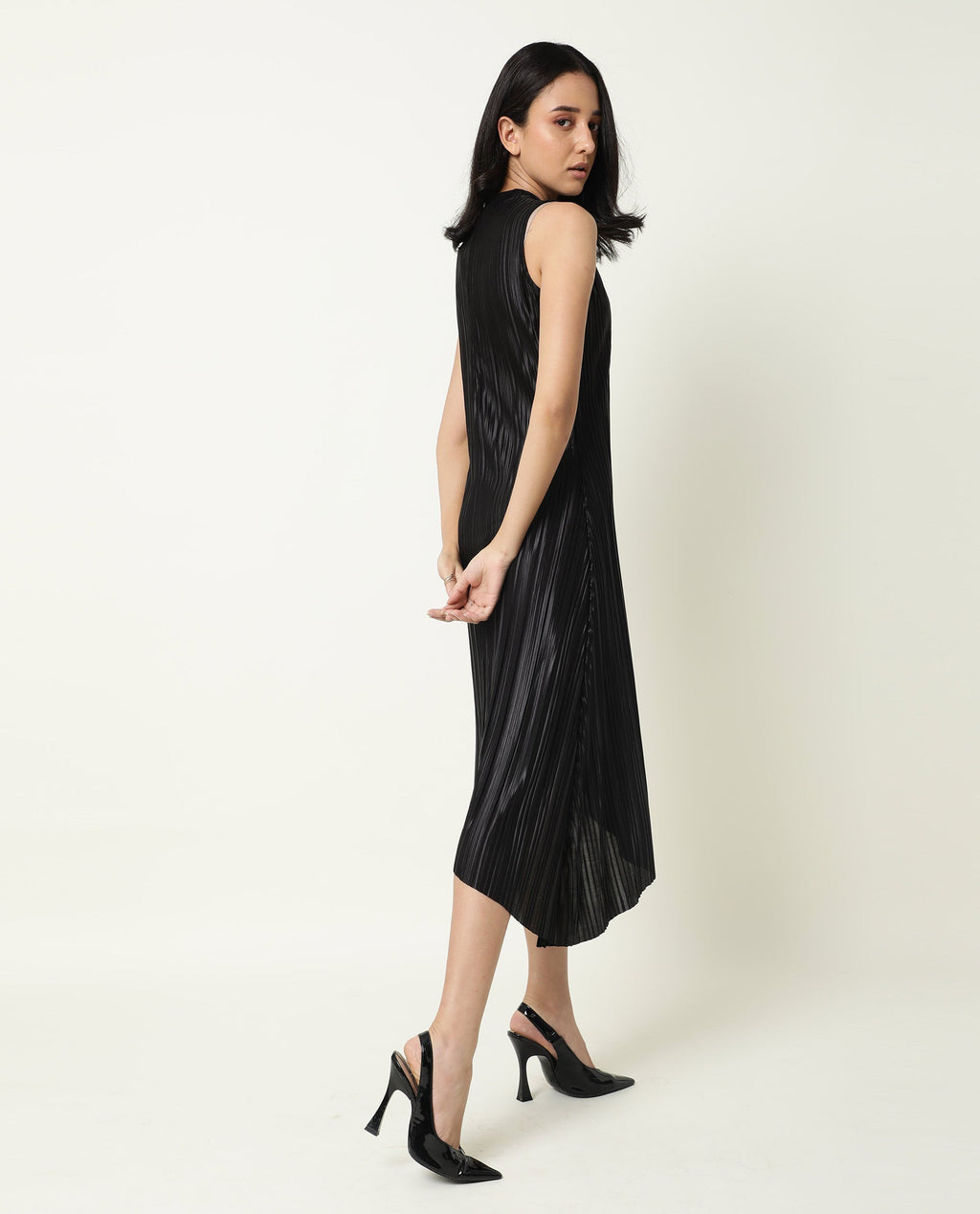 Rareism Women's Aloof Black Polyester Blend Crew Neck Plain Sleeveless Knee Length Regular Fit Dress