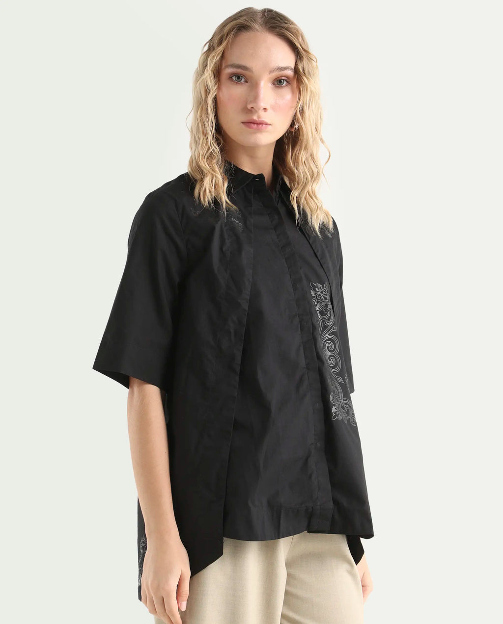 Rareism Women's Flick Black Cotton Spread Collar Plain Regular Fit Top