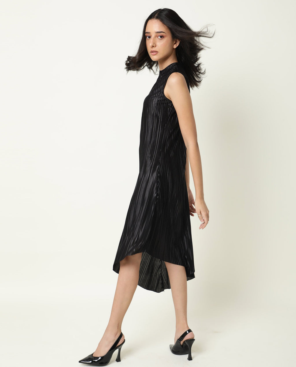 Rareism Women's Aloof Black Polyester Blend Crew Neck Plain Sleeveless Knee Length Regular Fit Dress