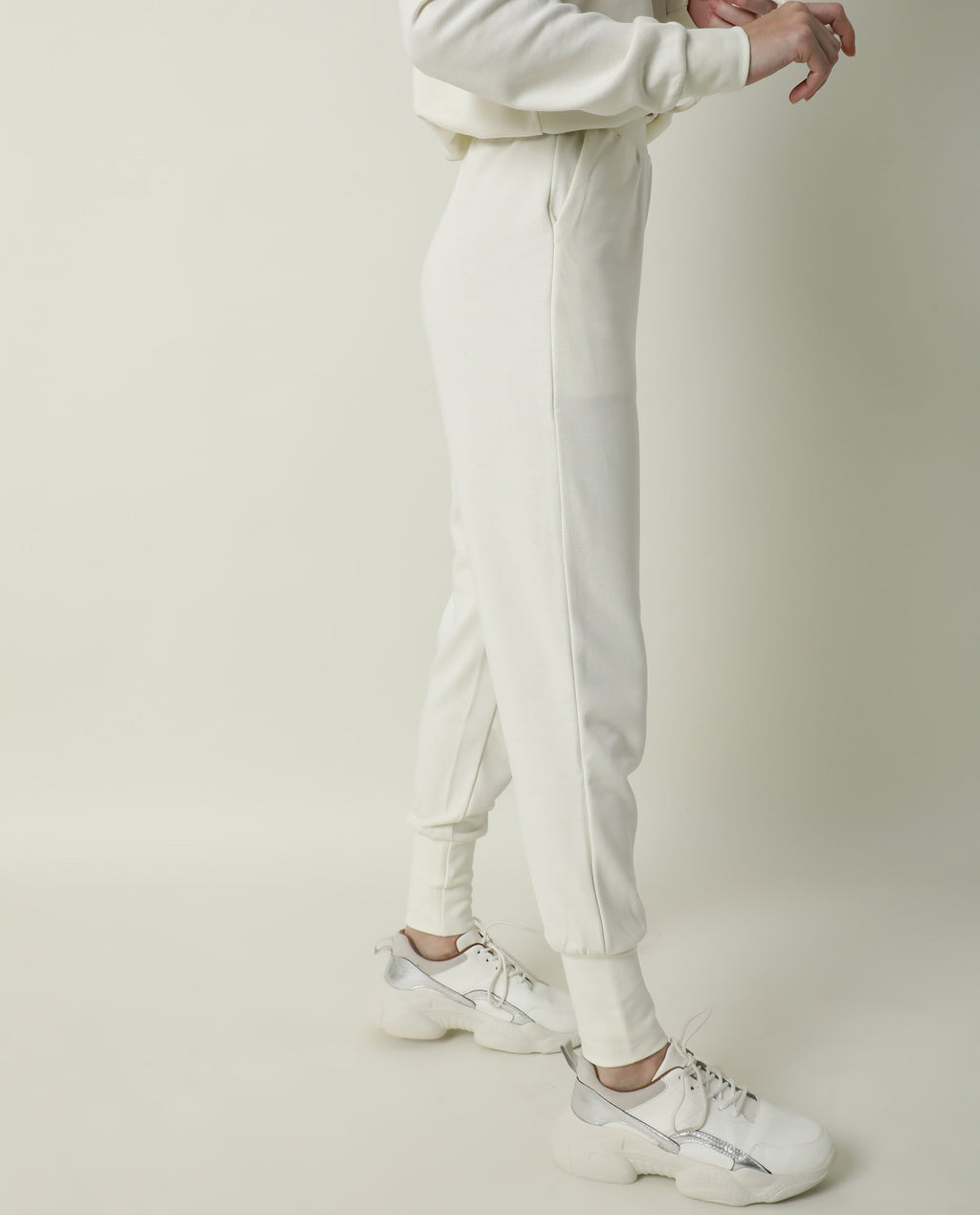 Rareism Women's Simp-1 Offwhite Polyester Blend Plain Ankle Length Tailored Track Pant