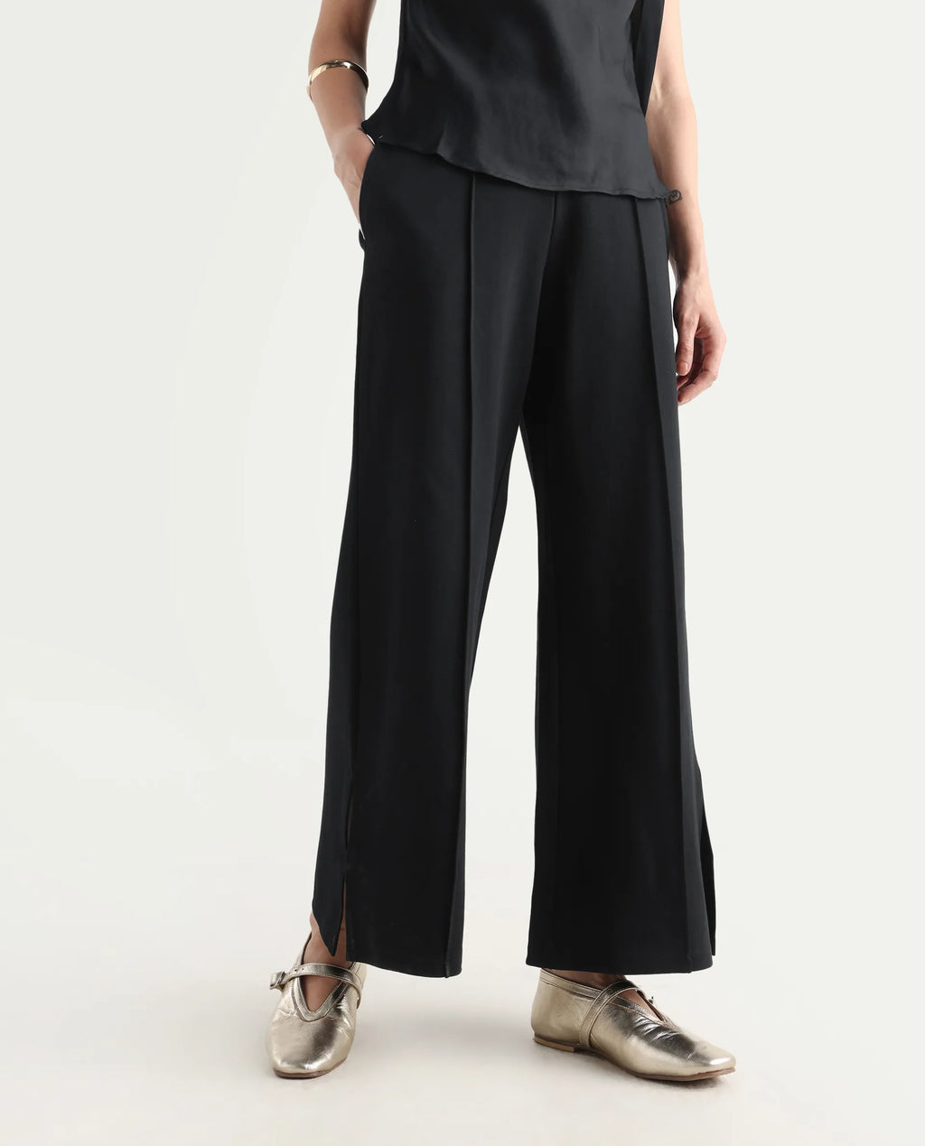 Rareism Women's Jancuri Black Rayon Blend Plain Ankle Length Straight Fit Travel Trouser