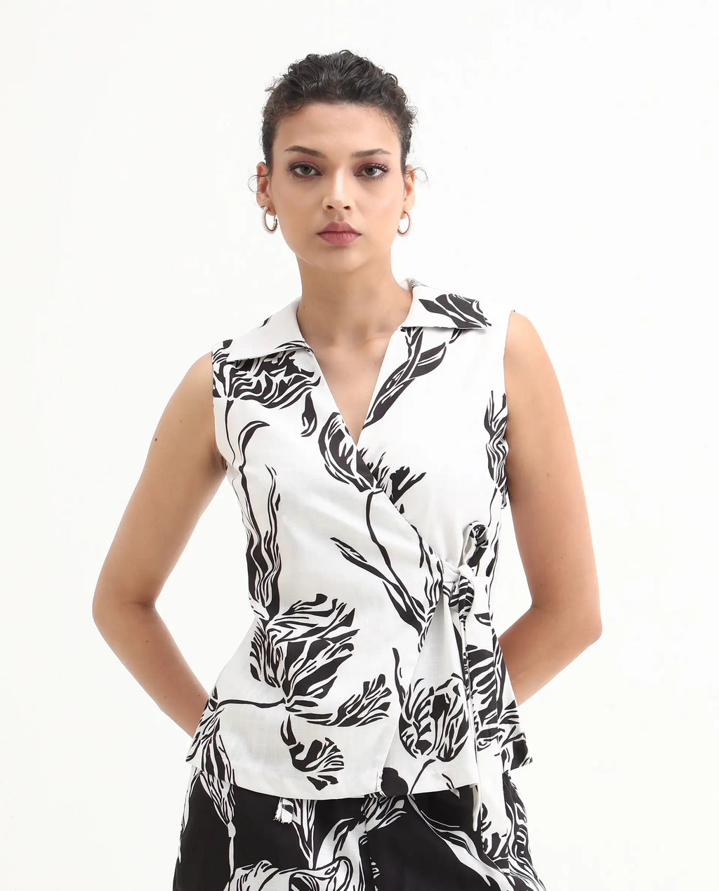 Rareism Women's Janfu T White Polyester Johnny Collar Floral Print Sleeveless Regular Fit Top
