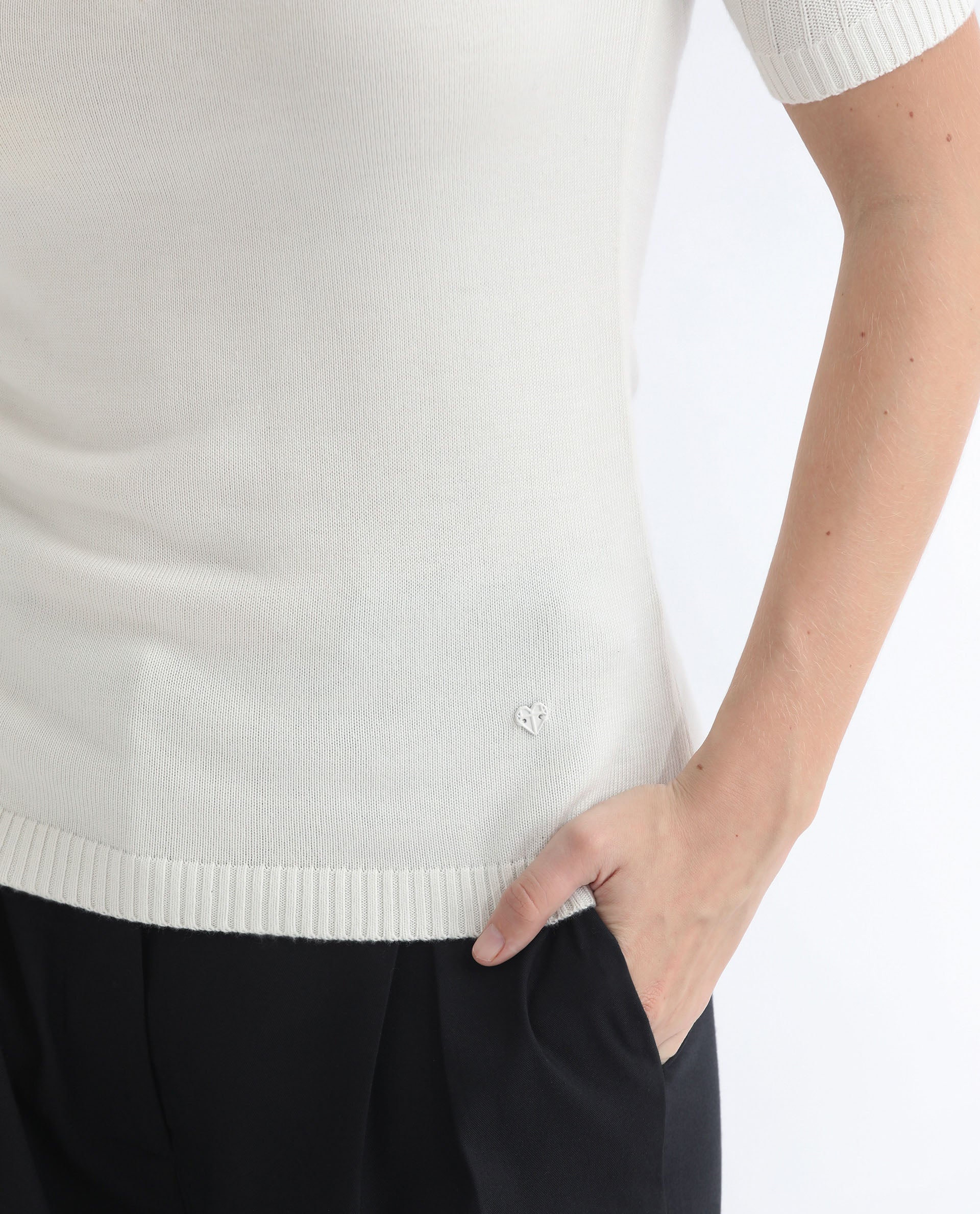 Rareism Women's Knitup Off White Cotton Spread Collar Plain Regular Fit Sweater