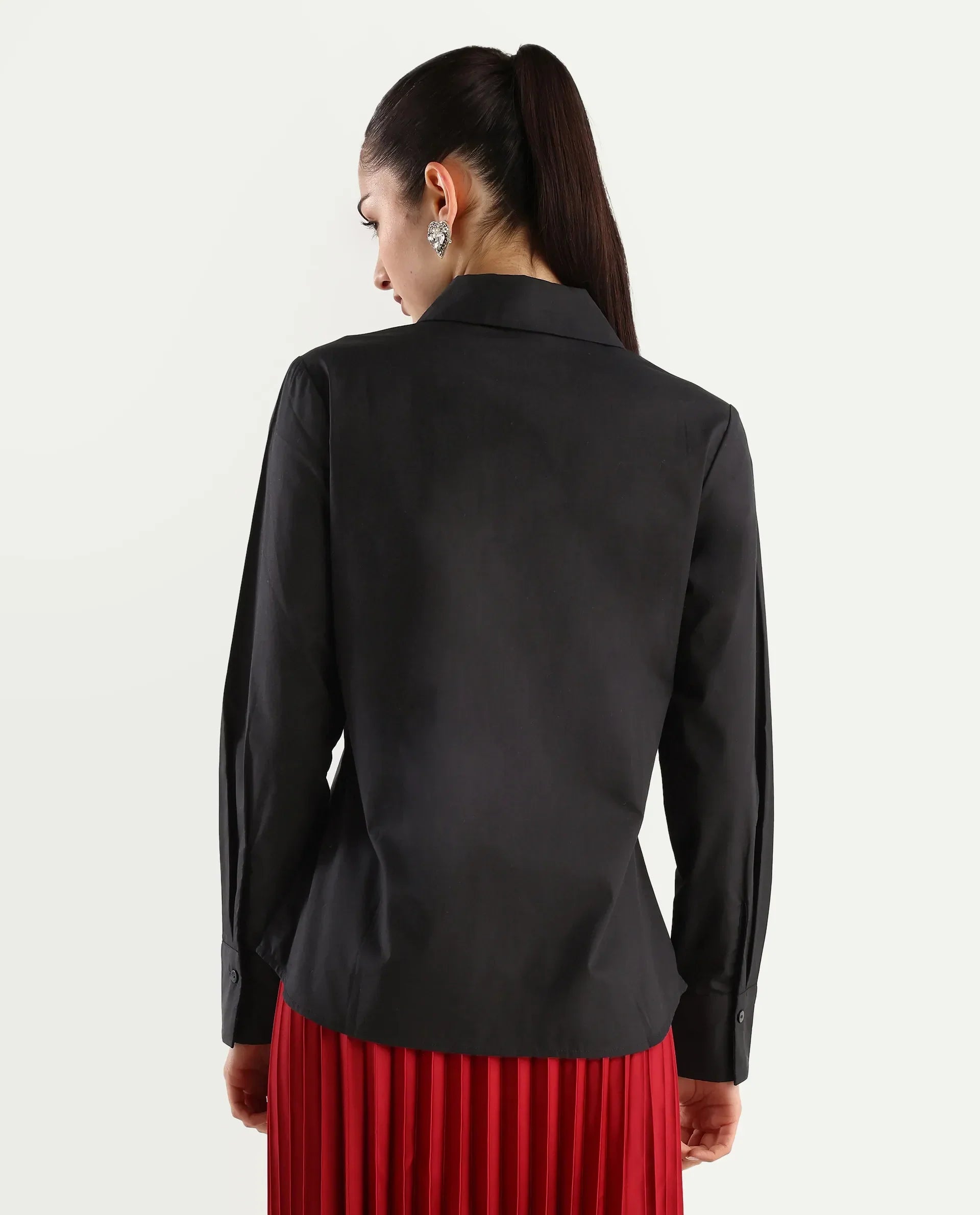 Rareism Women's Ceos Black Cotton Blend Spread Collar Plain Cuffed Sleeve Regular Fit Top