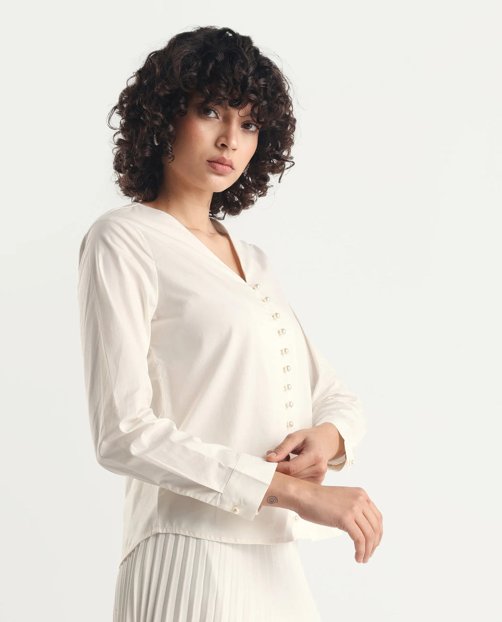 Rareism Women's Starbs Off White Cotton V-Neck Plain Cuffed Sleeve Regular Fit Top